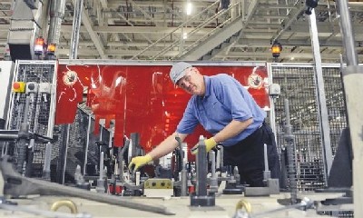 Archway students paint vivid underwater mural at Dudbridge underpass
